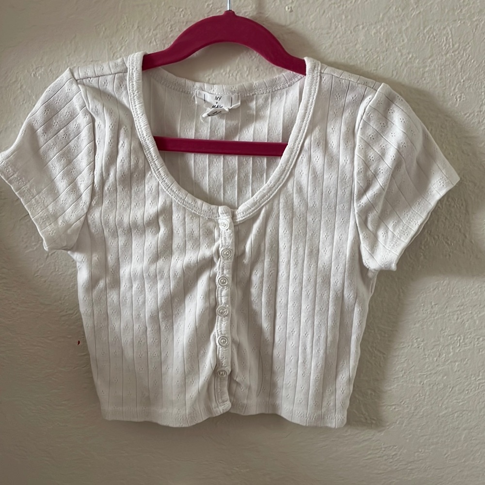 Women’s Extra Small cropped shirt in the color white from Tillys/ Ivy + Main